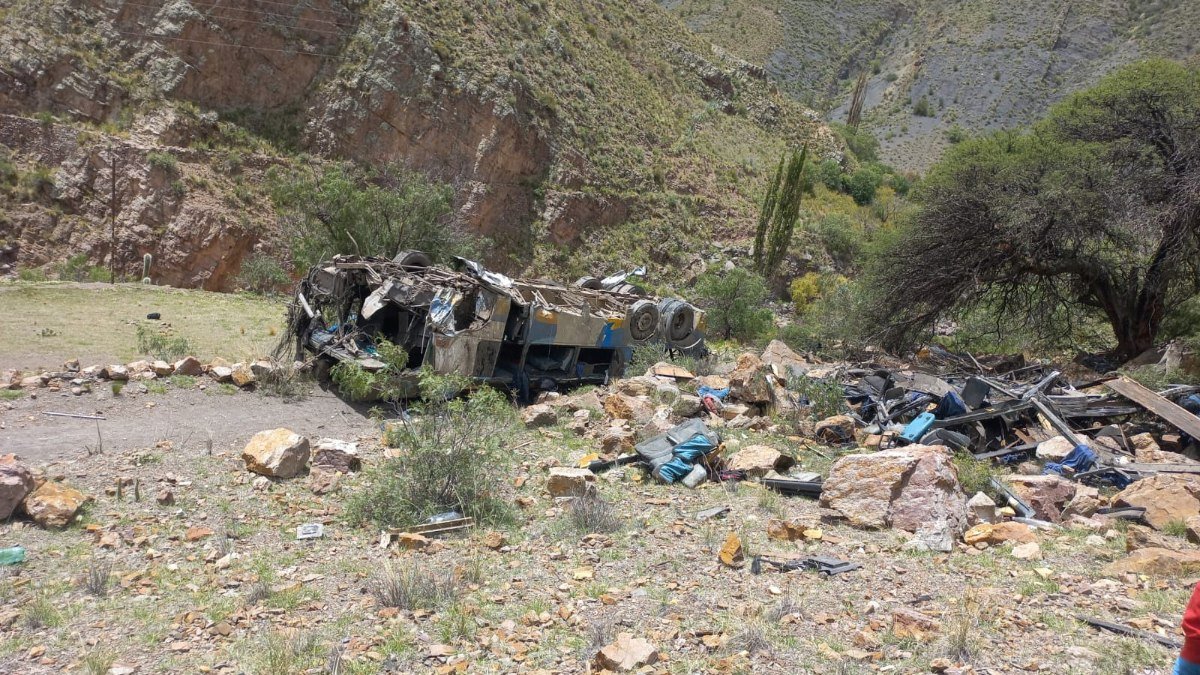 Bolivya’da otobüs uçuruma yuvarlandı: 31 kişi öldü